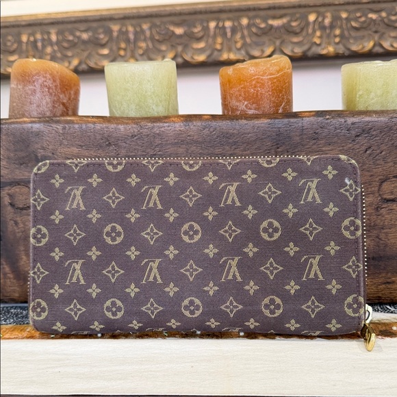 Louis Vuitton Handbags - Stunning “Louis Vuitton” Brown Monogram Miniline Zip Around Wallet